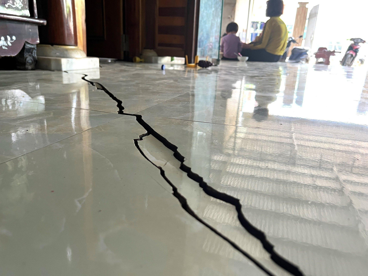 Cùng với việc xuất hiện "hố tử thần" là những ngôi nhà bị nứt nẻ, giếng nước cạn trơ một cách bất thường Cùng với việc xuất hiện "hố tử thần" là những ngôi nhà bị nứt nẻ, giếng nước cạn trơ một cách bất thường