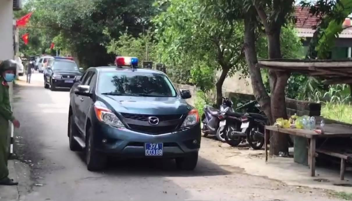 Chiếc xe chở nghi phạm rời khỏi hiện trường Chiếc xe chở nghi phạm rời khỏi hiện trường