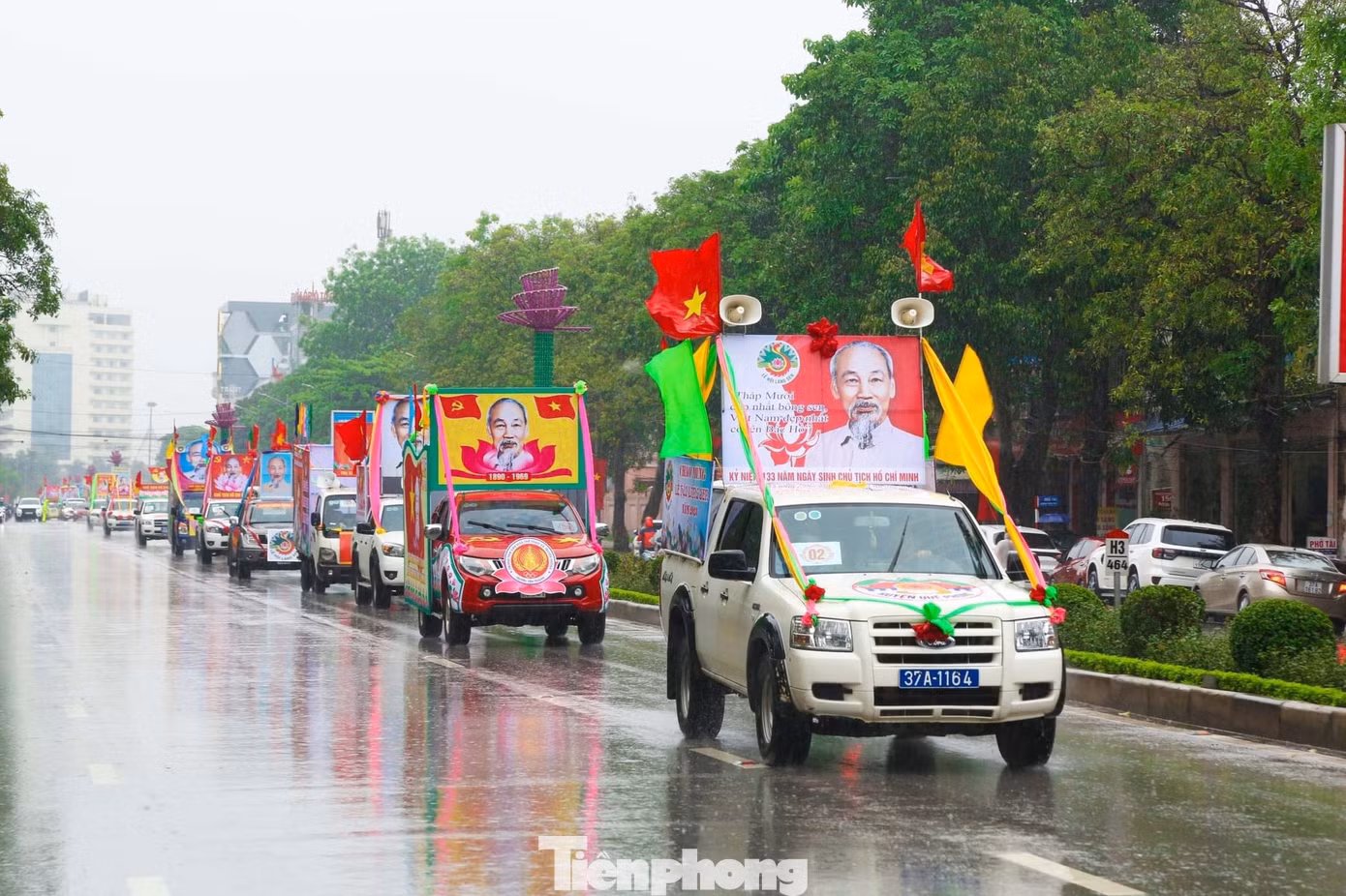 Lễ diễu hành từ Quảng trường Hồ Chí Minh về Khu di tích lịch sử quốc gia đặc biệt Kim Liên.