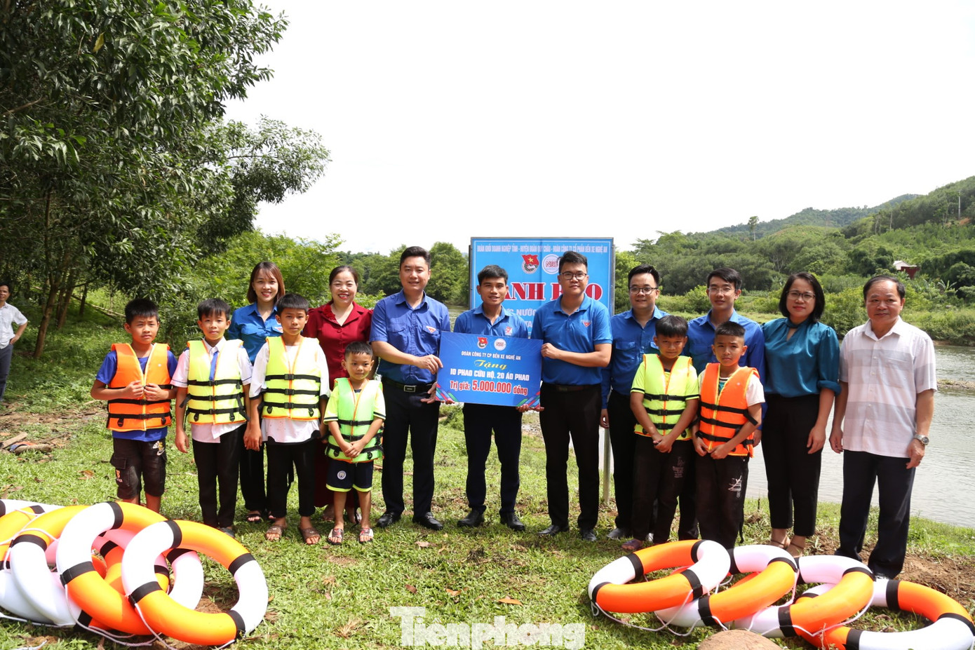 Cắm biển tuyên truyền phòng chống đuối nước và trao tặng áo phao cho thiếu nhi tại bản Xẹt 2, xã Châu Thắng, huyện Quỳ Châu.