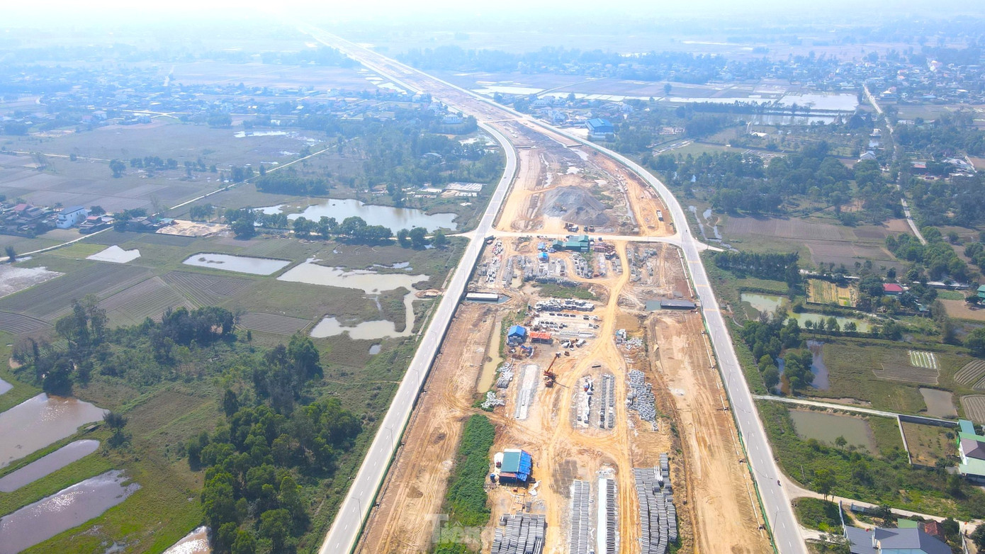 Tuyến Đại lộ Vinh - Cửa Lò được tỉnh Nghệ An phê duyệt vào năm 2010 với tổng mức đầu tư 4.157 tỷ đồng. Đây là tuyến đại lộ lớn nhất tỉnh với chiều dài 10,8km, thiết kế mặt đường rộng 160m, đi qua 3 địa phương gồm TP Vinh, huyện Nghi Lộc và TX Cửa Lò. Tuy nhiên, sau 4 năm làm được hơn 600 tỷ đồng thì thiếu vốn, dự án được điều chỉnh xuống làm 2 giai đoạn với trị giá 1.400 tỷ đồng mỗi giai đoạn. Tổng dự án được đầu tư hơn 3.500 tỷ đồng sau điều chỉnh. Khi hoàn thiện, tuyến đường này được kỳ vọng sẽ tạo trục giao thông kết nối nhanh 2 khu vực đô thị là TP Vinh và thị xã Cửa Lò, tạo cơ sở thu hút đầu tư xây dựng, thúc đẩy phát triển kinh tế - xã hội toàn vùng.