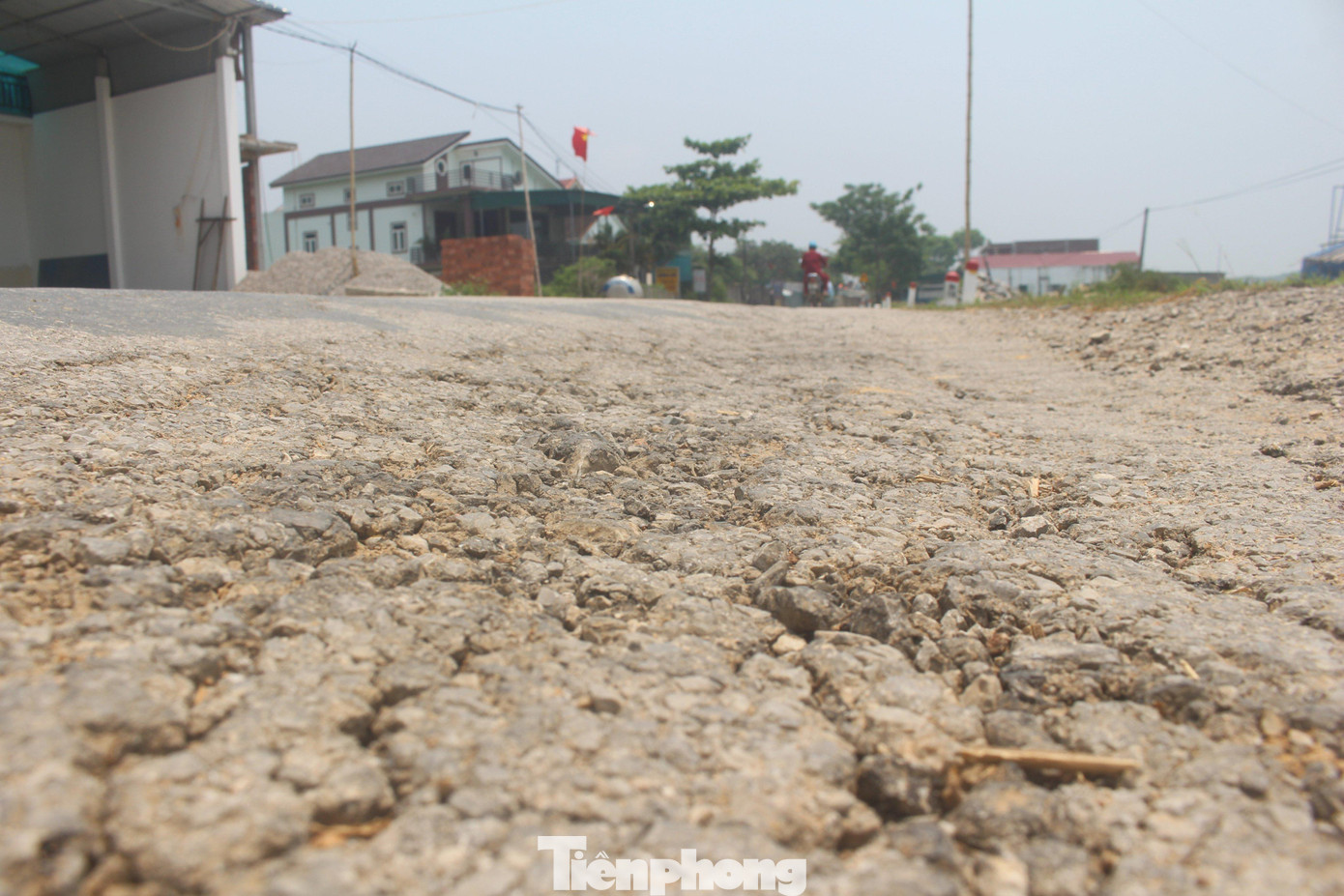 Trên bề mặt đường nhựa cũng xuất hiện các vết nứt to kéo dài.