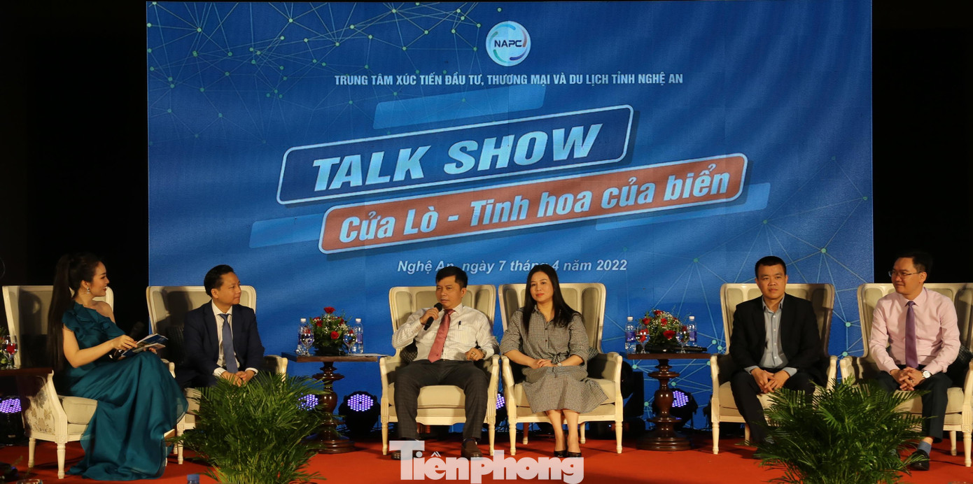 Các đại biểu tham gia tọa đàm với chủ đề "Cửa Lò - Tinh hoa của biển".