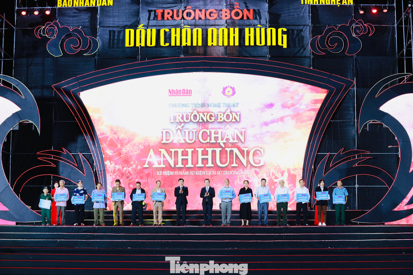 Trao tặng 14 sổ tiết kiệm tới thân nhân 13 anh hùng liệt sĩ TNXP hy sinh ngày 31/10/1968 tại Truông Bồn và nhân chứng lịch sử Trần Thị Thông. Trao tặng 14 sổ tiết kiệm tới thân nhân 13 anh hùng liệt sĩ TNXP hy sinh ngày 31/10/1968 tại Truông Bồn và nhân chứng lịch sử Trần Thị Thông.