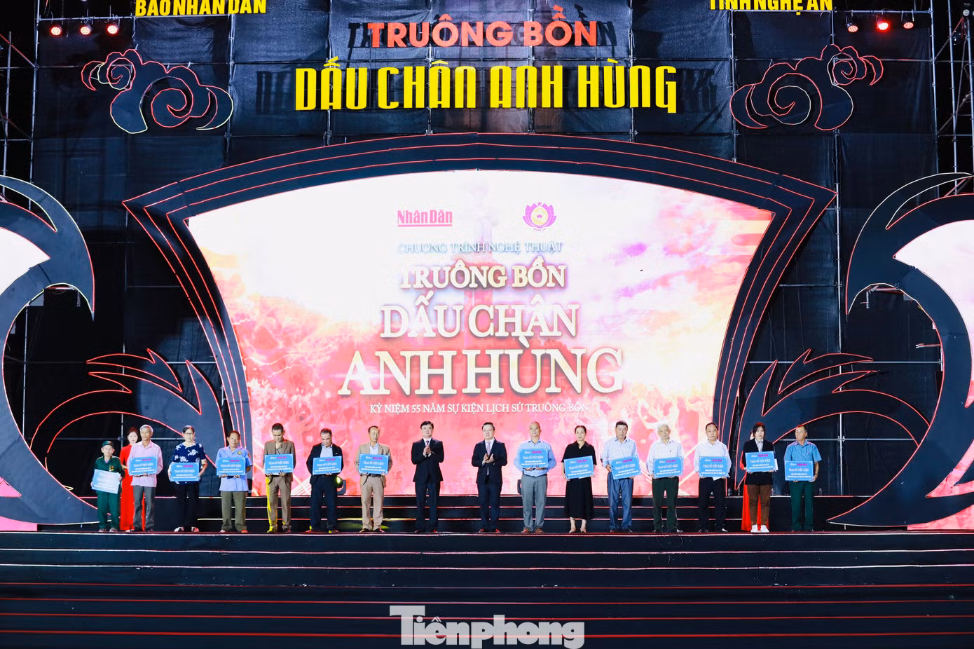 Trao tặng 14 sổ tiết kiệm tới thân nhân 13 anh hùng liệt sĩ TNXP hy sinh ngày 31/10/1968 tại Truông Bồn và nhân chứng lịch sử Trần Thị Thông. Trao tặng 14 sổ tiết kiệm tới thân nhân 13 anh hùng liệt sĩ TNXP hy sinh ngày 31/10/1968 tại Truông Bồn và nhân chứng lịch sử Trần Thị Thông.