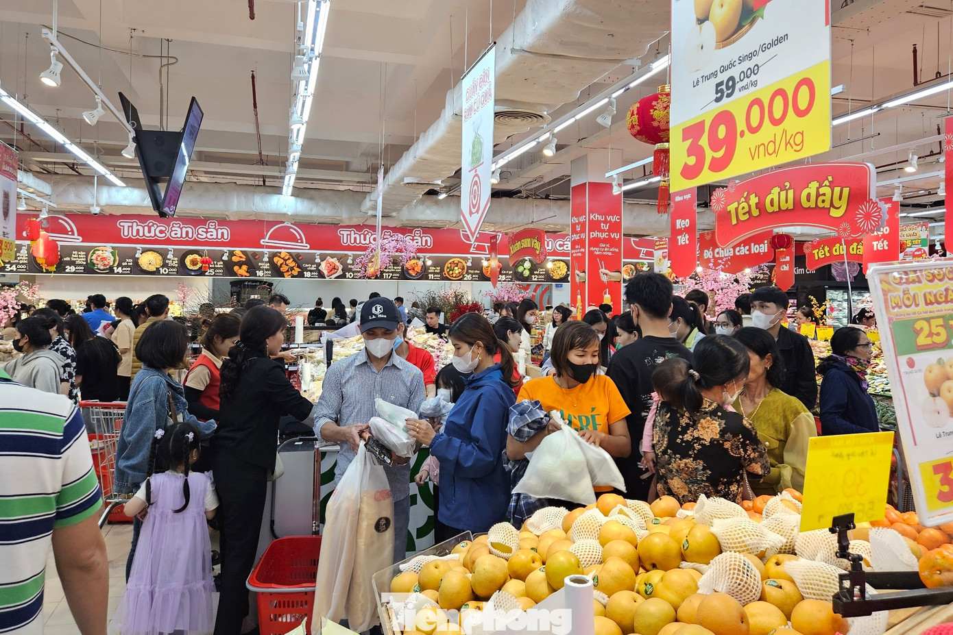 Tại siêu thị GO (phường Quang Trung, TP Vinh, Nghệ An) các gian hàng chật kín khách hàng. Quầy bánh kẹo, hoa quả, rượu,… đông khách nhất.