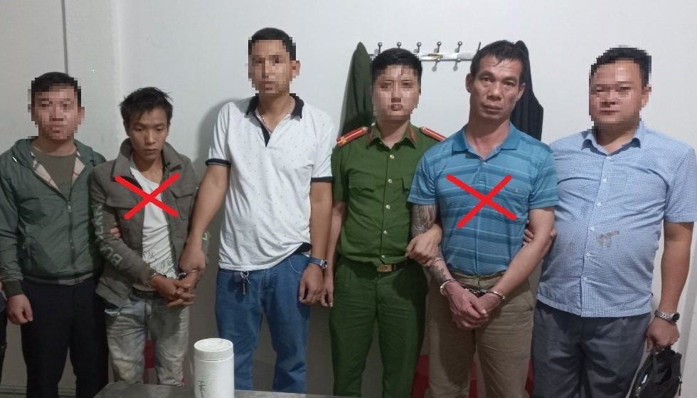 Đối tượng Phạm Xuân Thể (áo xanh) và Phạm Xuân Cầm bị cơ quan Công an bắt giữ Đối tượng Phạm Xuân Thể (áo xanh) và Phạm Xuân Cầm bị cơ quan Công an bắt giữ