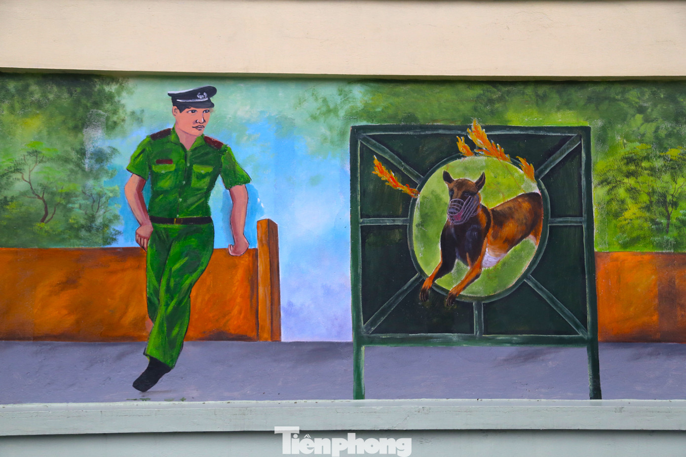 Các bức tranh được bố trí bám sát chủ đề của công trình. Bên cạnh đó, tôn vinh đầy đủ các hình ảnh tiêu biểu của các khối lực lượng: An ninh, Điều tra, Quản lý hành chính, Phòng cháy chữa cháy… Giữa các khối ảnh, là hình ảnh về hoa sen, hoa hướng dương, sông núi tượng trưng cho mảnh đất, con người xứ Nghệ.