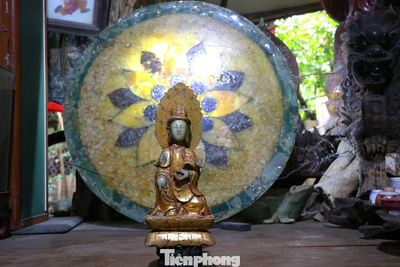 Đây là bức tượng Phật ngọc mạ vàng mà theo ông Bình, hiện chưa có cái thứ hai. Bức tượng làm từ ngọc, mạ vàng, được tìm thấy trong hang đá tại huyện biên giới Quế Phong (Nghệ An) được xác định có niên đại khoảng 300 năm.