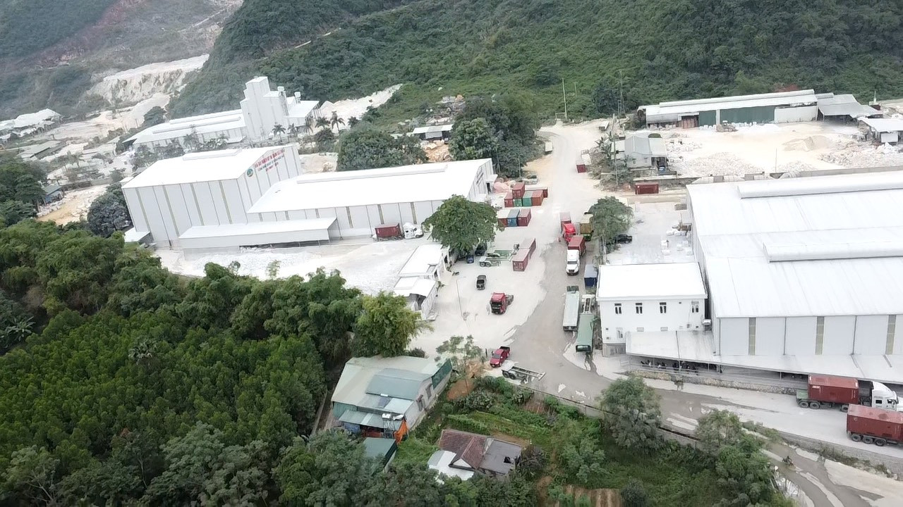 Khoảng cách từ nhà dân đến ba nhà máy nghiền bột đá trắng siêu mịn rất gần Khoảng cách từ nhà dân đến ba nhà máy nghiền bột đá trắng siêu mịn rất gần