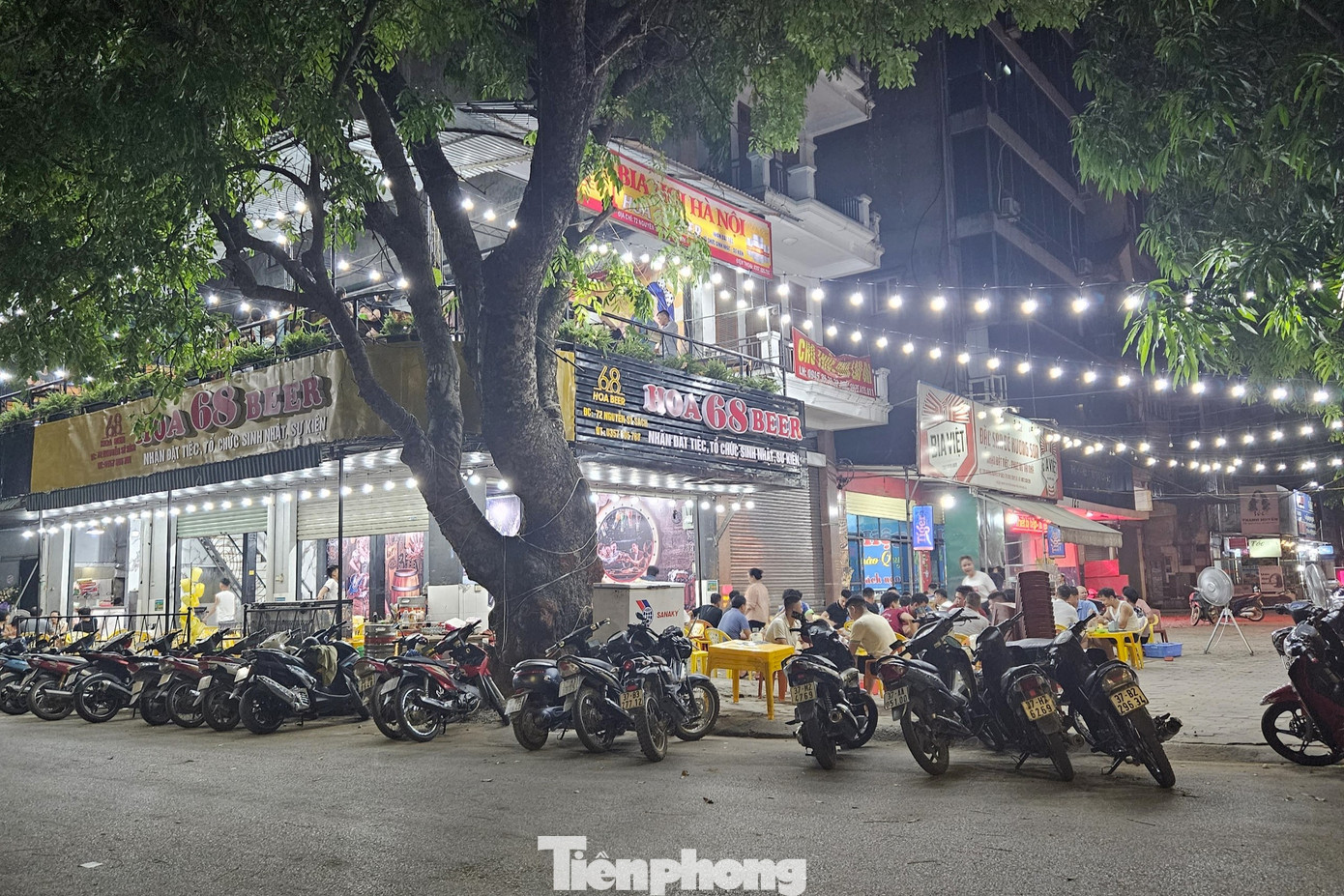“Thời tiết oi bức, khó chịu khiến bọn em gần như kiệt sức sau mỗi ngày đi làm. Bình thường làm đến 10h đêm là có thể tan ca, nhưng hai ngày nay, đông khách quá, làm đến tận gần 12h mới được về”, một nhân viên quán bia trên đường Nguyễn Sỹ Sách chia sẻ.