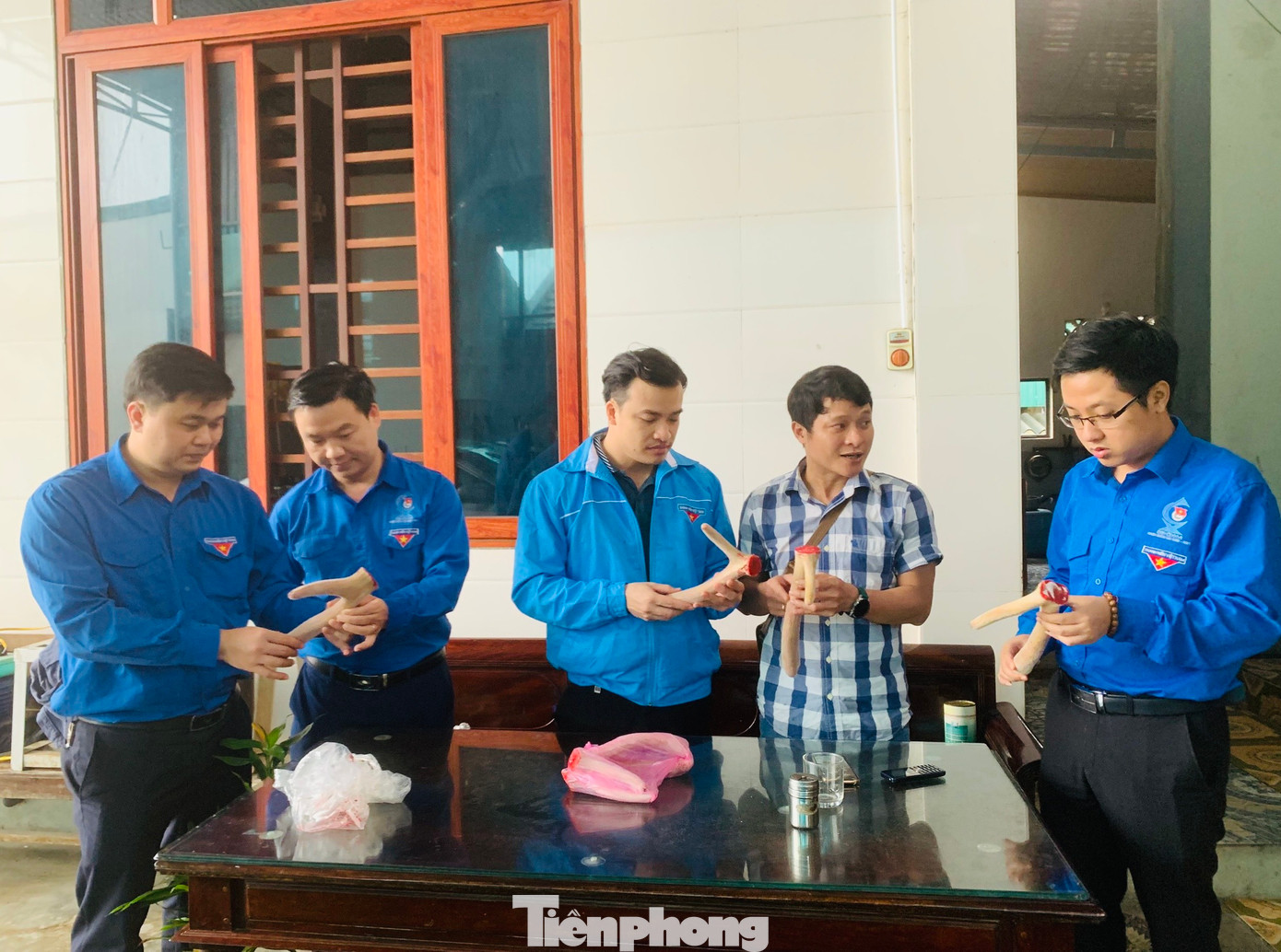 Anh Nguyễn Hữu Tình (áo kẻ) giới thiệu cho cán bộ Tỉnh Đoàn Nghệ An, Huyện Đoàn Quỳnh Lưu về công dụng của nhung hươu. Anh Nguyễn Hữu Tình (áo kẻ) giới thiệu cho cán bộ Tỉnh Đoàn Nghệ An, Huyện Đoàn Quỳnh Lưu về công dụng của nhung hươu.