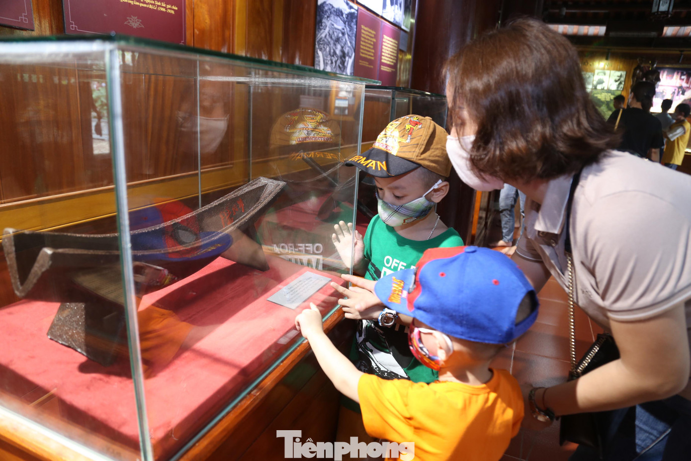Nhiều em nhỏ thích thú được mẹ giới thiệu về những kỷ vật liên quan đến cuộc đời của Bác.
