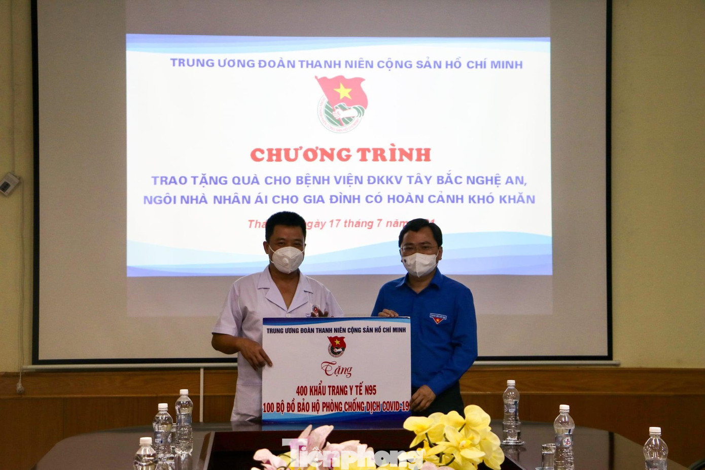 Ban Bí thư Trung ương Đoàn trao tặng 400 khẩu trang y tế đạt chuẩn N95, 100 bộ đồ bảo hộ phòng chống COVID-19 cho Bệnh viện Đa khoa khu vực Tây Bắc Nghệ An.