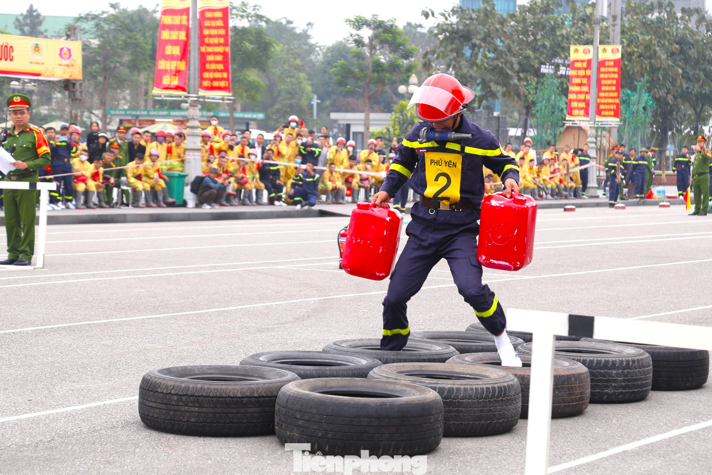 Môn thi “4x100m chạy tiếp sức cứu người và chữa cháy”. Trong ảnh, lính cứu hỏa vượt qua mô hình chướng ngại vật.