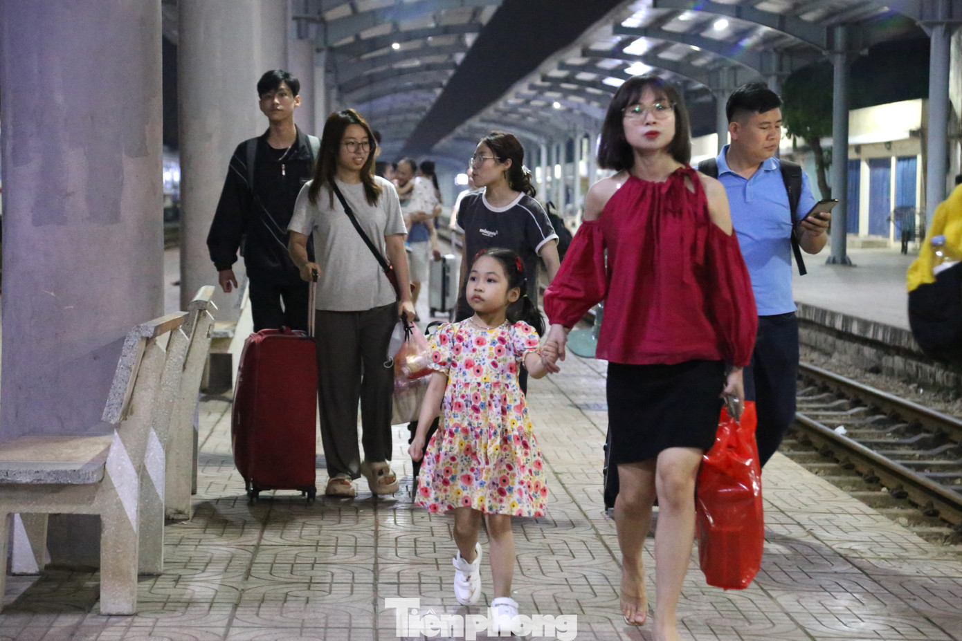 Nhiều gia đình mang theo con nhỏ về quê.