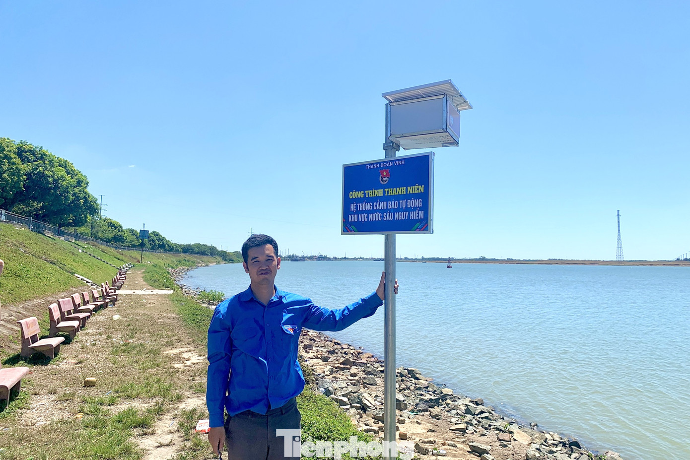 Dịp này, Thành Đoàn Vinh đã tiến hành lắp đặt 4 điểm hệ thống cảnh báo tự động khu vực nước sâu nguy hiểm tại các bãi tắm tự phát dọc sông Lam.