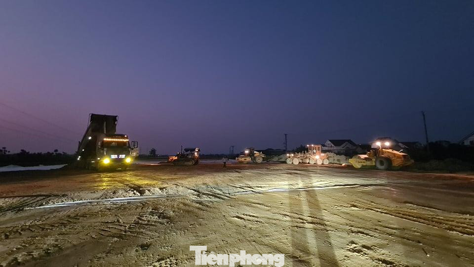 Công nhân thi công cả ngày lẫn đêm