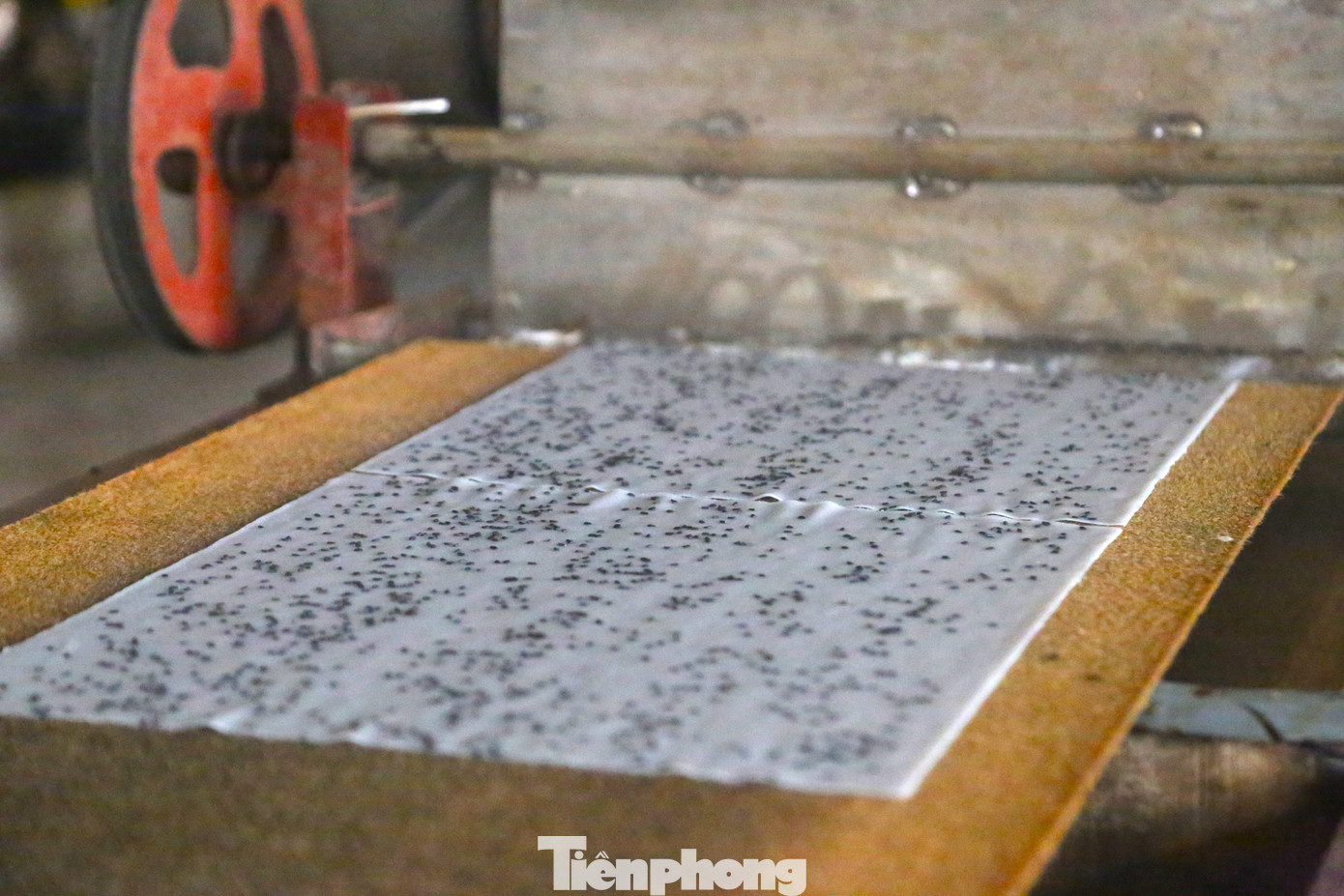 Theo ông Cường, bánh đa ở đây được làm từ gạo, vừng đen, có hình vuông và được phơi trên những tấm phên tre truyền thống. Gạo làm bánh sẽ được ngâm vào tối hôm trước, xay hoàn chỉnh. Khoảng 4 giờ sáng, cả nhà bắt tay vào tráng bánh.