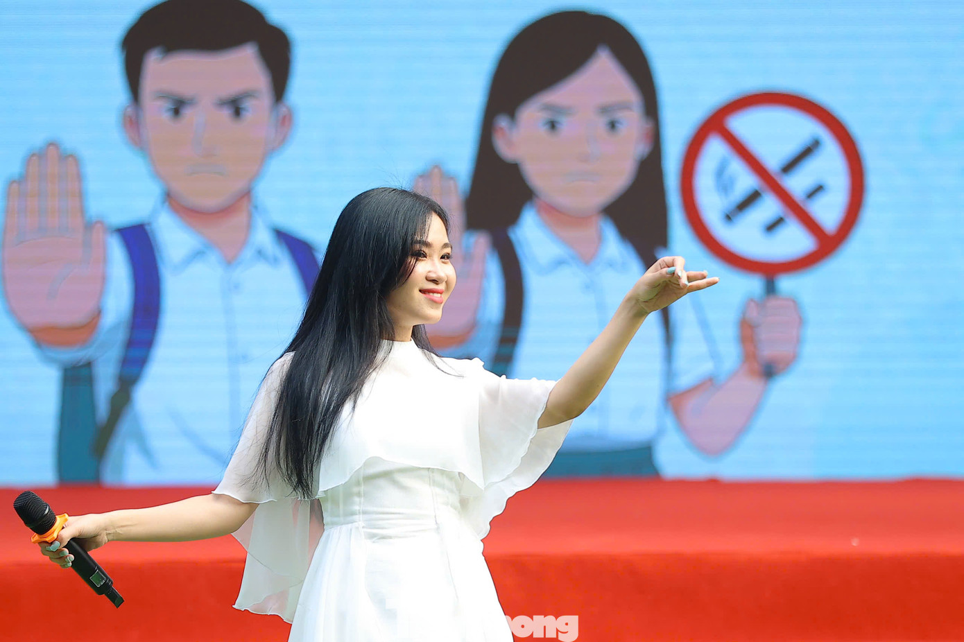 “Hà Myo chỉ muốn nói với các em một điều đơn giản: Đừng thử! Đừng tò mò! Bởi có những thứ chỉ cần thử một lần là đã phải trả giá bằng cả một tương lai. Thay vì để bản thân bị cuốn vào những thứ độc hại, hãy dành thời gian cho những hoạt động ý nghĩa hơn như học tập, thể thao, nghệ thuật, tình nguyện… Những trải nghiệm đó không chỉ giúp các em trưởng thành mà còn khiến các em tự hào về chính mình. Là một nghệ sĩ, Hà Myo chọn âm nhạc để lan tỏa thông điệp. Còn các em, mỗi bạn đều có thể là một “người truyền cảm hứng” cho bạn bè xung quanh, chỉ bằng một hành động: Nói không với thuốc lá, và sống thật chất, thật sạch”, Hà Myo nhắn gửi.