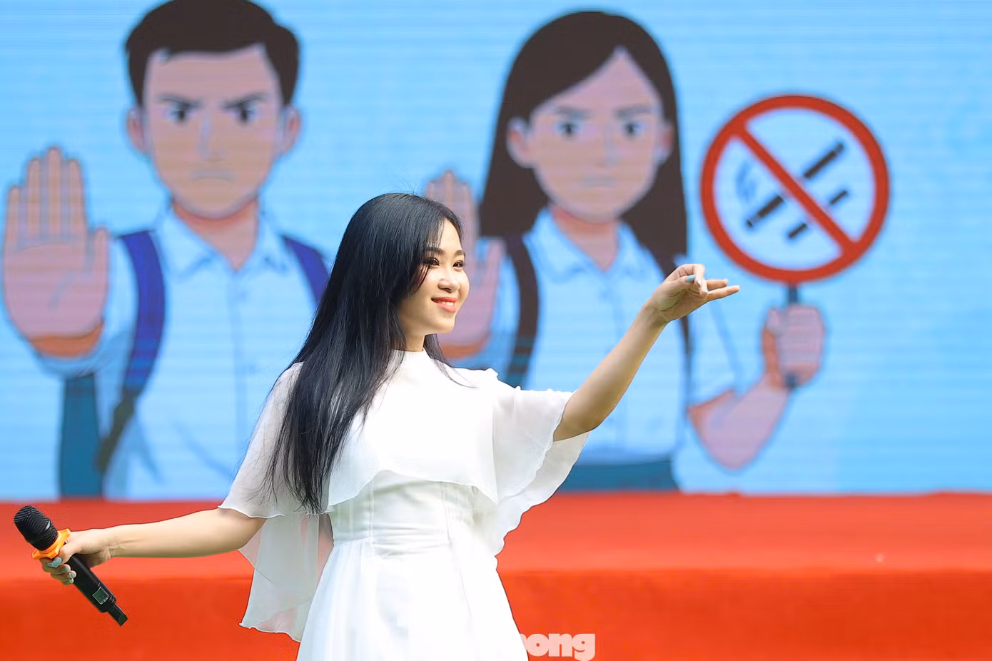 “Hà Myo chỉ muốn nói với các em một điều đơn giản: Đừng thử! Đừng tò mò! Bởi có những thứ chỉ cần thử một lần là đã phải trả giá bằng cả một tương lai. Thay vì để bản thân bị cuốn vào những thứ độc hại, hãy dành thời gian cho những hoạt động ý nghĩa hơn như học tập, thể thao, nghệ thuật, tình nguyện… Những trải nghiệm đó không chỉ giúp các em trưởng thành mà còn khiến các em tự hào về chính mình. Là một nghệ sĩ, Hà Myo chọn âm nhạc để lan tỏa thông điệp. Còn các em, mỗi bạn đều có thể là một “người truyền cảm hứng” cho bạn bè xung quanh, chỉ bằng một hành động: Nói không với thuốc lá, và sống thật chất, thật sạch”, Hà Myo nhắn gửi.
