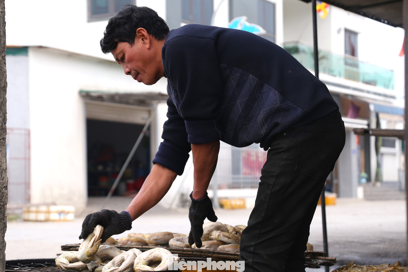 Cá được xếp ra vỉ sắt để đem đi xông.