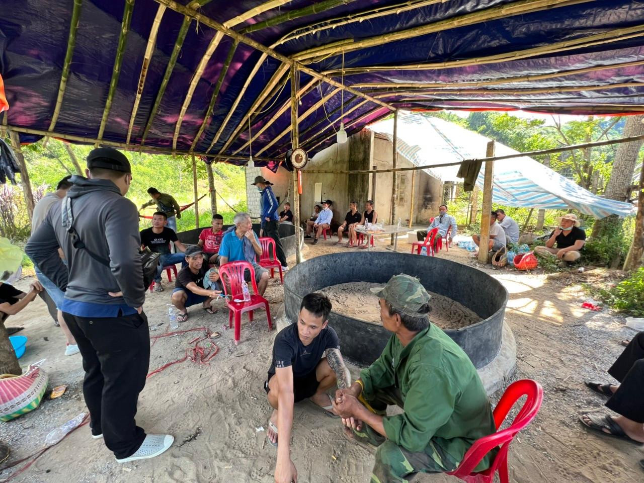 Lực lượng chức năng bắt quả tang 19 đối tượng đánh bạc dưới hình thức đá gà ăn tiền Lực lượng chức năng bắt quả tang 19 đối tượng đánh bạc dưới hình thức đá gà ăn tiền