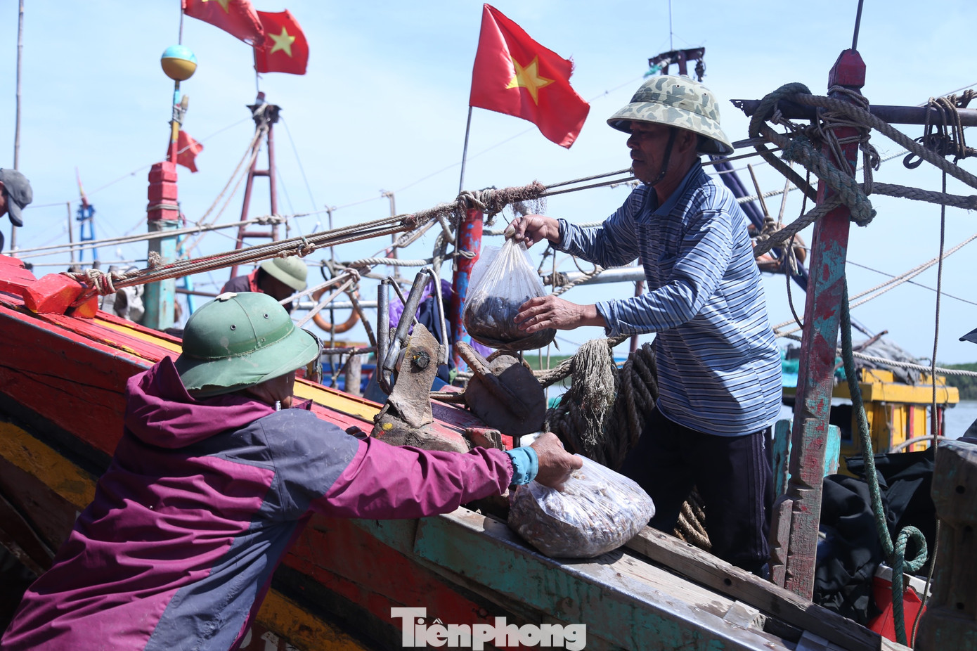 “Chuyến biển đầu năm, chúng tôi không đặt nặng vấn đề sản lượng đánh bắt, chỉ mong chuyến ra khơi diễn ra thuận lợi. Ra khơi đầu năm, hải sản đánh bắt được không nhiều lắm, nhưng bán được giá, nhất là mực, tôm,... được khoảng 5 triệu đồng”, anh Hưng chia sẻ. “Chuyến biển đầu năm, chúng tôi không đặt nặng vấn đề sản lượng đánh bắt, chỉ mong chuyến ra khơi diễn ra thuận lợi. Ra khơi đầu năm, hải sản đánh bắt được không nhiều lắm, nhưng bán được giá, nhất là mực, tôm,... được khoảng 5 triệu đồng”, anh Hưng chia sẻ.