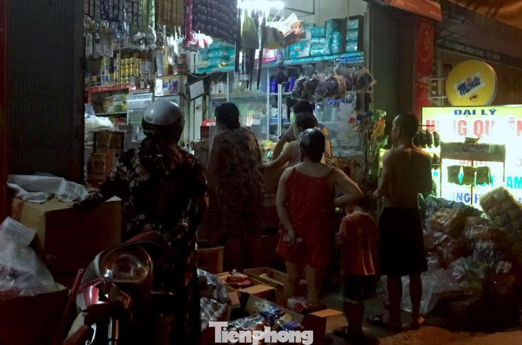 Không chỉ tại các siêu thị mà ở các quán tạp hóa, các đại lý cũng có lượng người mua tăng đột biến trong đêm 22/8.