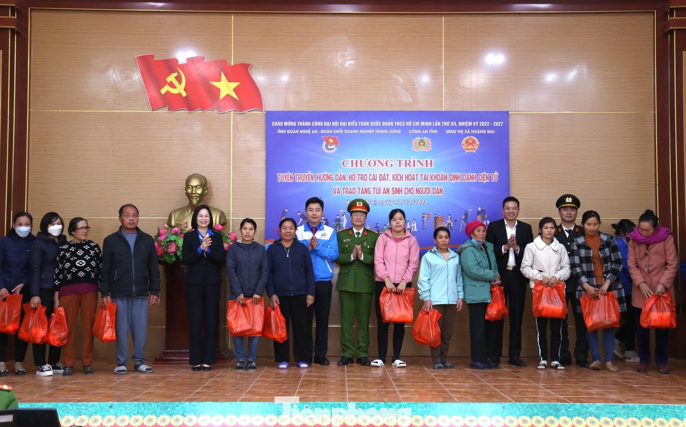 Chương trình tuyên truyền hướng dẫn hỗ trợ cài đặt kích hoạt tài khoản định danh điện tử và trao tặng túi an sinh cho người dân Chương trình tuyên truyền hướng dẫn hỗ trợ cài đặt kích hoạt tài khoản định danh điện tử và trao tặng túi an sinh cho người dân