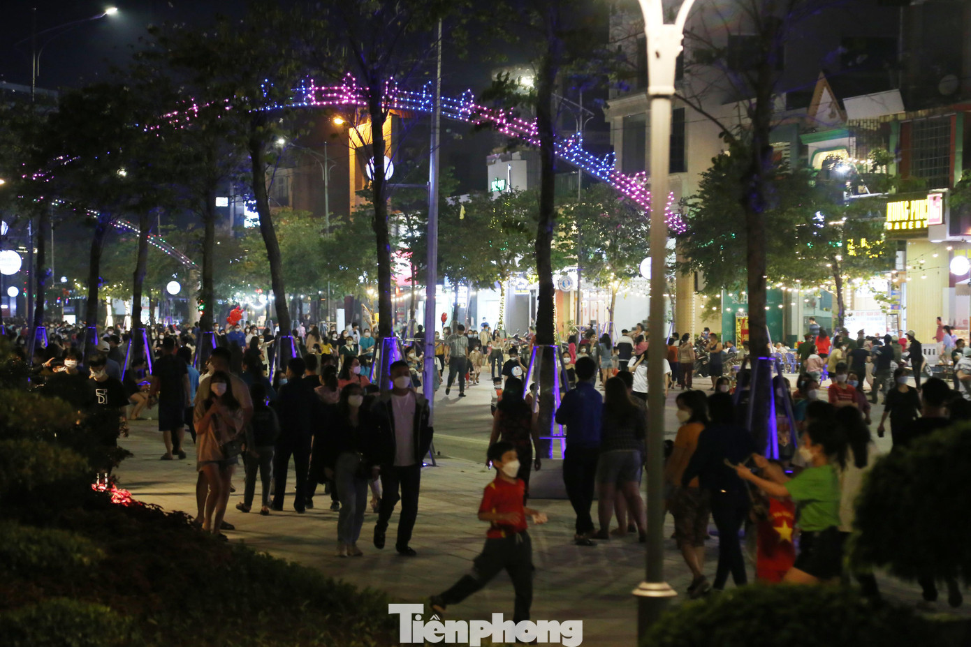 Chật kín người trong đêm đầu tiên thí điểm phố đi bộ
