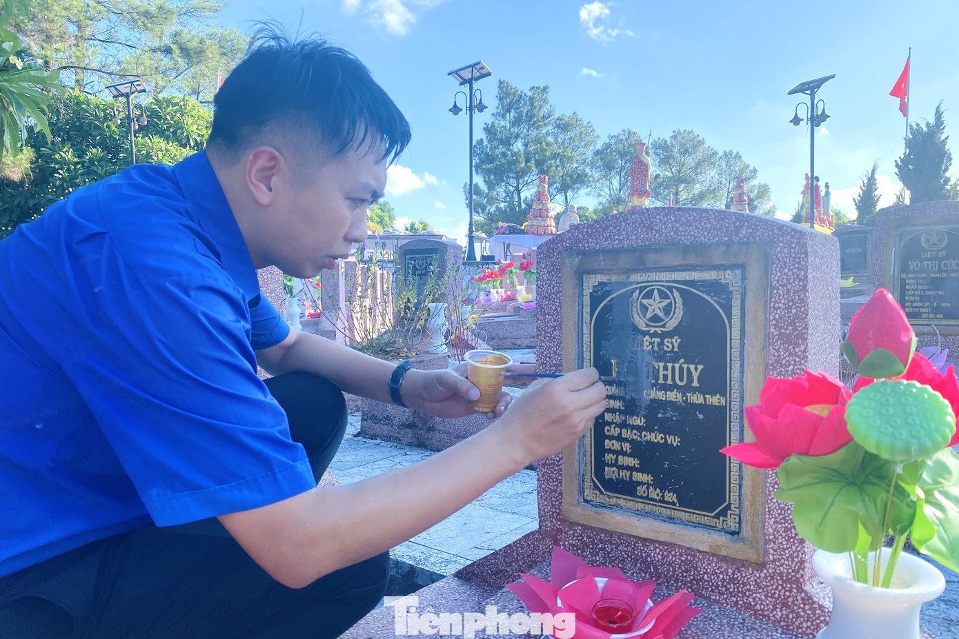 Viết lại tên cho các liệt sĩ trên tấm bia đã bị mờ nhòe