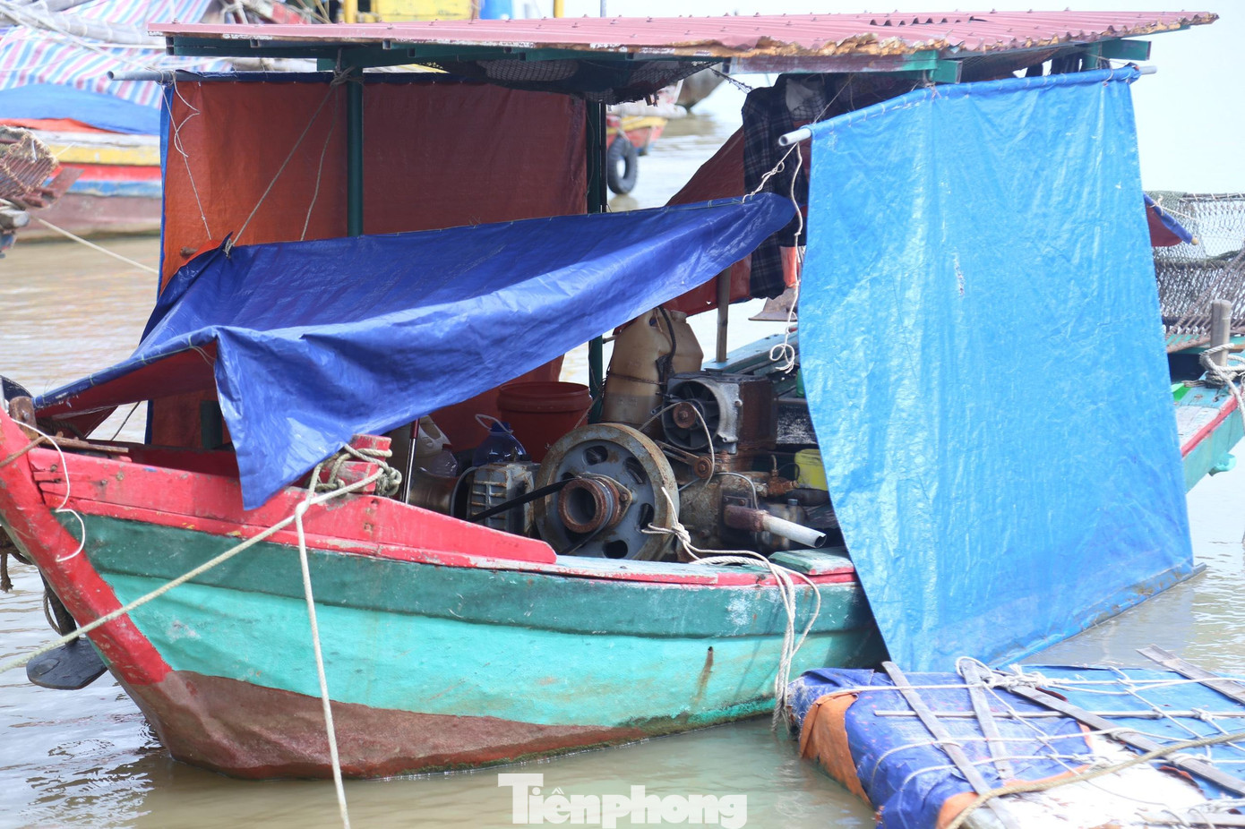 Việc căng bạt giúp tránh nước ngập vào thuyền Việc căng bạt giúp tránh nước ngập vào thuyền