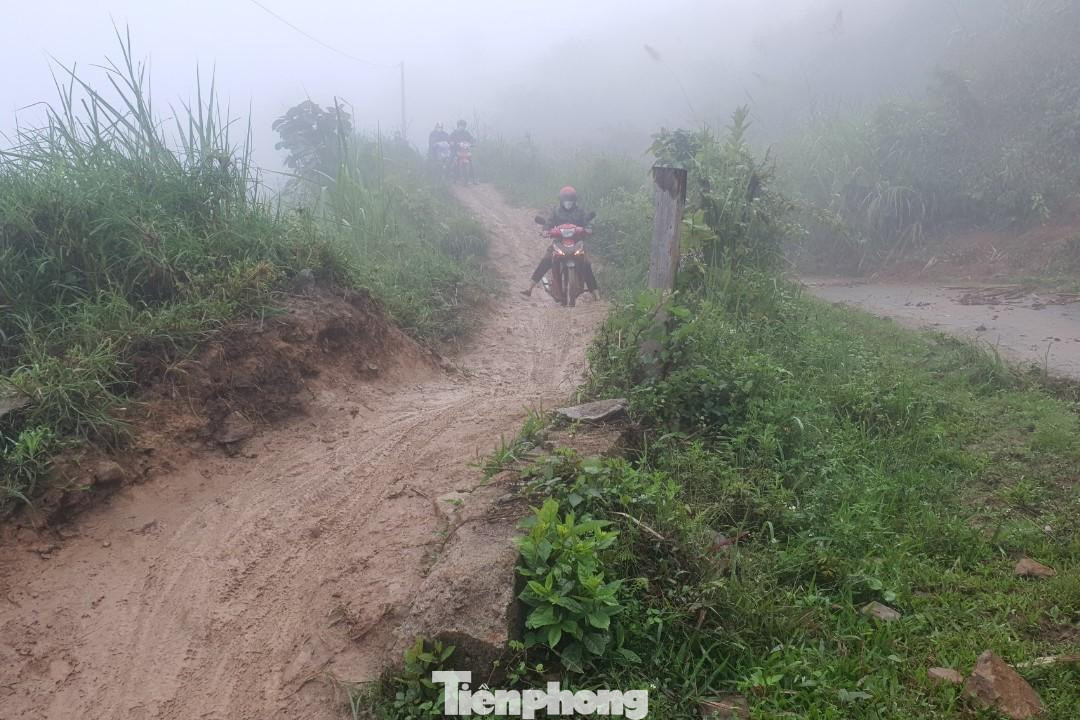 Dấu vết của trận lũ quét kinh hoàng hồi đầu tháng 10 vừa qua vẫn còn hiện hữu ở xã biên giới Tây Sơn (huyện Kỳ Sơn, Nghệ An). Sau trận lũ quét, tuyến đường độc đạo từ thị trấn Mường Xén vào xã biên giới Tây Sơn xuất hiện hàng chục điểm sạt lở nghiêm trọng cả ta luy dương và âm. Hai tháng sau lũ quét, tuyến đường vẫn ngổn ngang đất, đá khiến việc lưu thông vô cùng khó khăn.