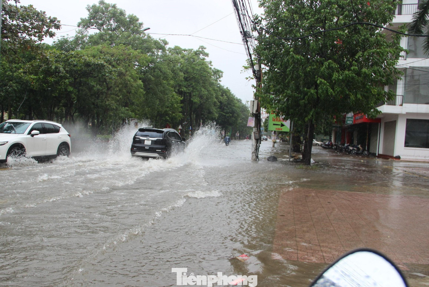 Đường Nguyễn Thị Minh Khai "cứ mưa là ngập".
