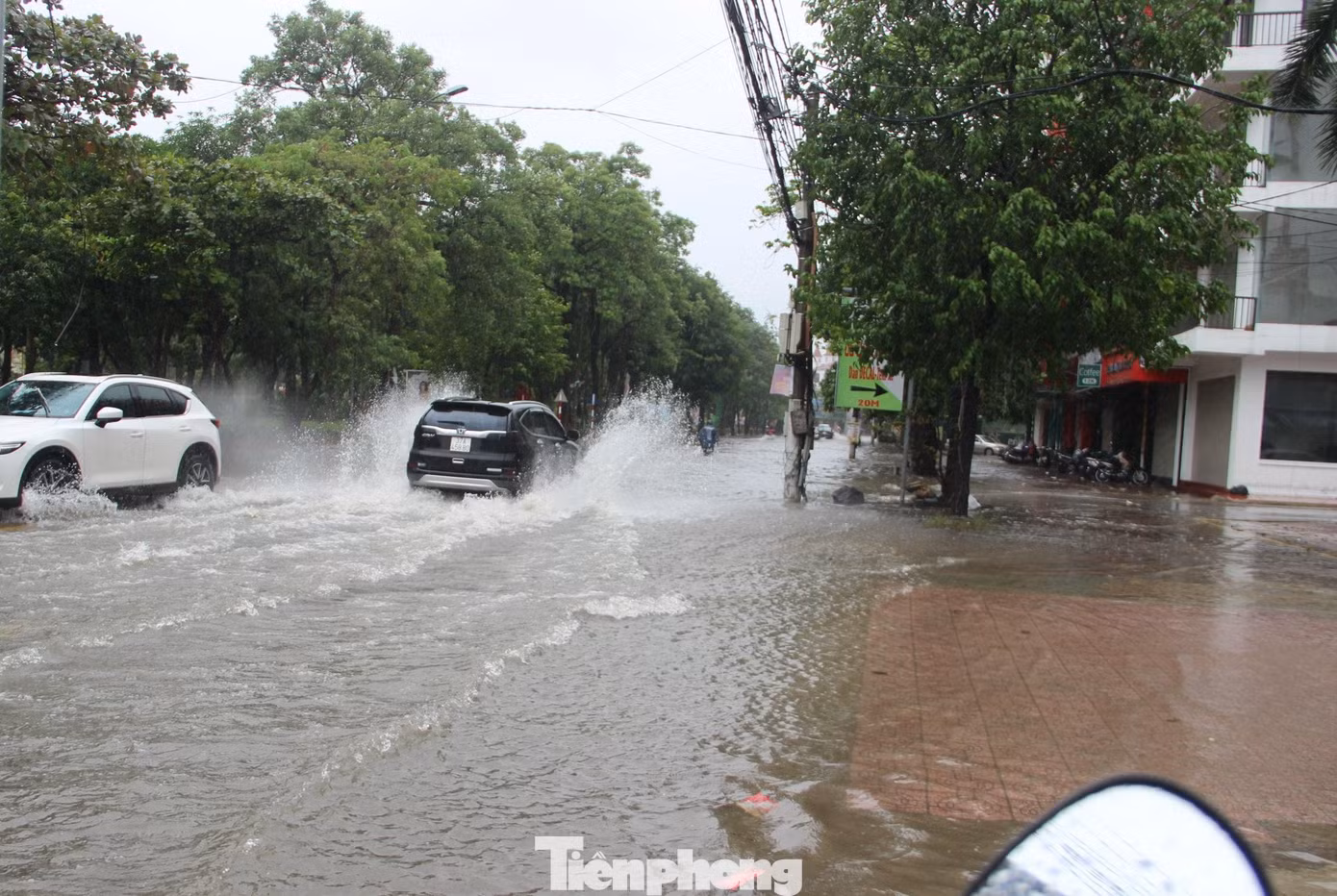 Đường Nguyễn Thị Minh Khai "cứ mưa là ngập". Đường Nguyễn Thị Minh Khai "cứ mưa là ngập".