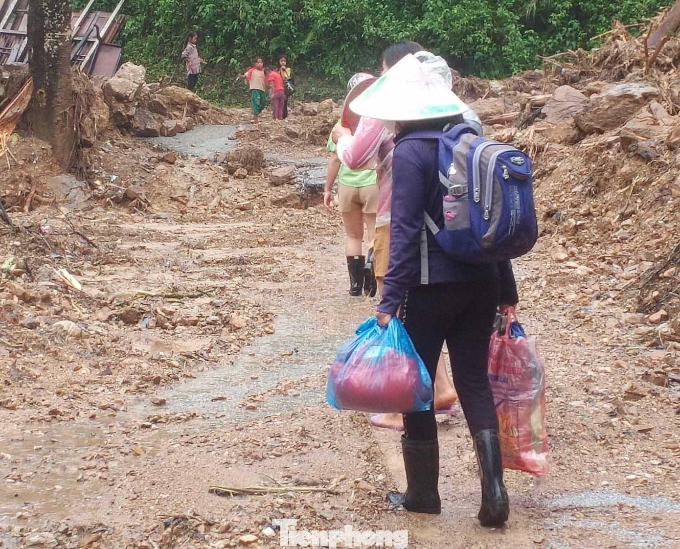 Các giáo viên mang theo nhu yếu phẩm để cắm bản giảng dạy