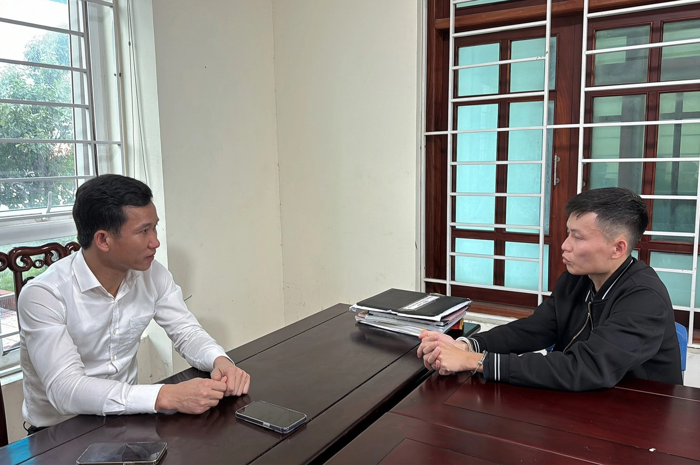 Thượng tá Trần Đức Thân, Trưởng phòng Cảnh sát hình sự, Công an tỉnh Nghệ An làm việc với Nguyễn Tuấn Anh (áo đen) Thượng tá Trần Đức Thân, Trưởng phòng Cảnh sát hình sự, Công an tỉnh Nghệ An làm việc với Nguyễn Tuấn Anh (áo đen)