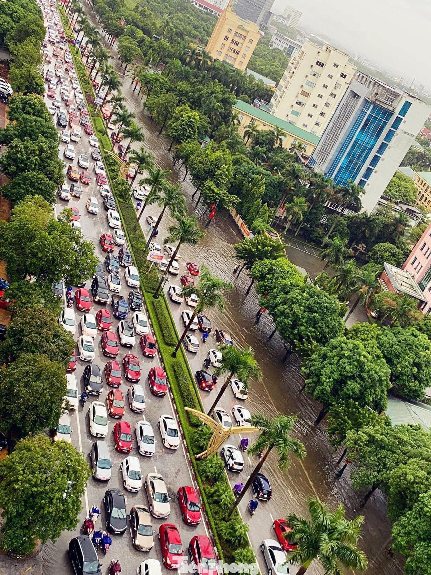 Giao thông ùn tắc nhiều giờ