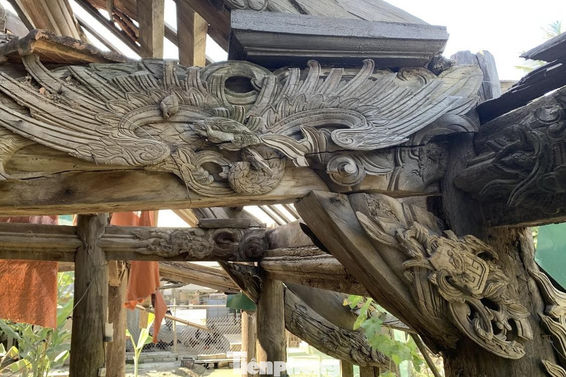 Từ ngoài nhìn vào, ngôi đình xiêu vẹo, hoang tàn và gần như đổ nát. Trên những cột, vì kèo, bức cốn hiện còn lưu lại những bức chạm khắc nghệ thuật truyền thống tinh xảo, phần nào cho biết niên đại ra đời của ngôi đình. Từ ngoài nhìn vào, ngôi đình xiêu vẹo, hoang tàn và gần như đổ nát. Trên những cột, vì kèo, bức cốn hiện còn lưu lại những bức chạm khắc nghệ thuật truyền thống tinh xảo, phần nào cho biết niên đại ra đời của ngôi đình.