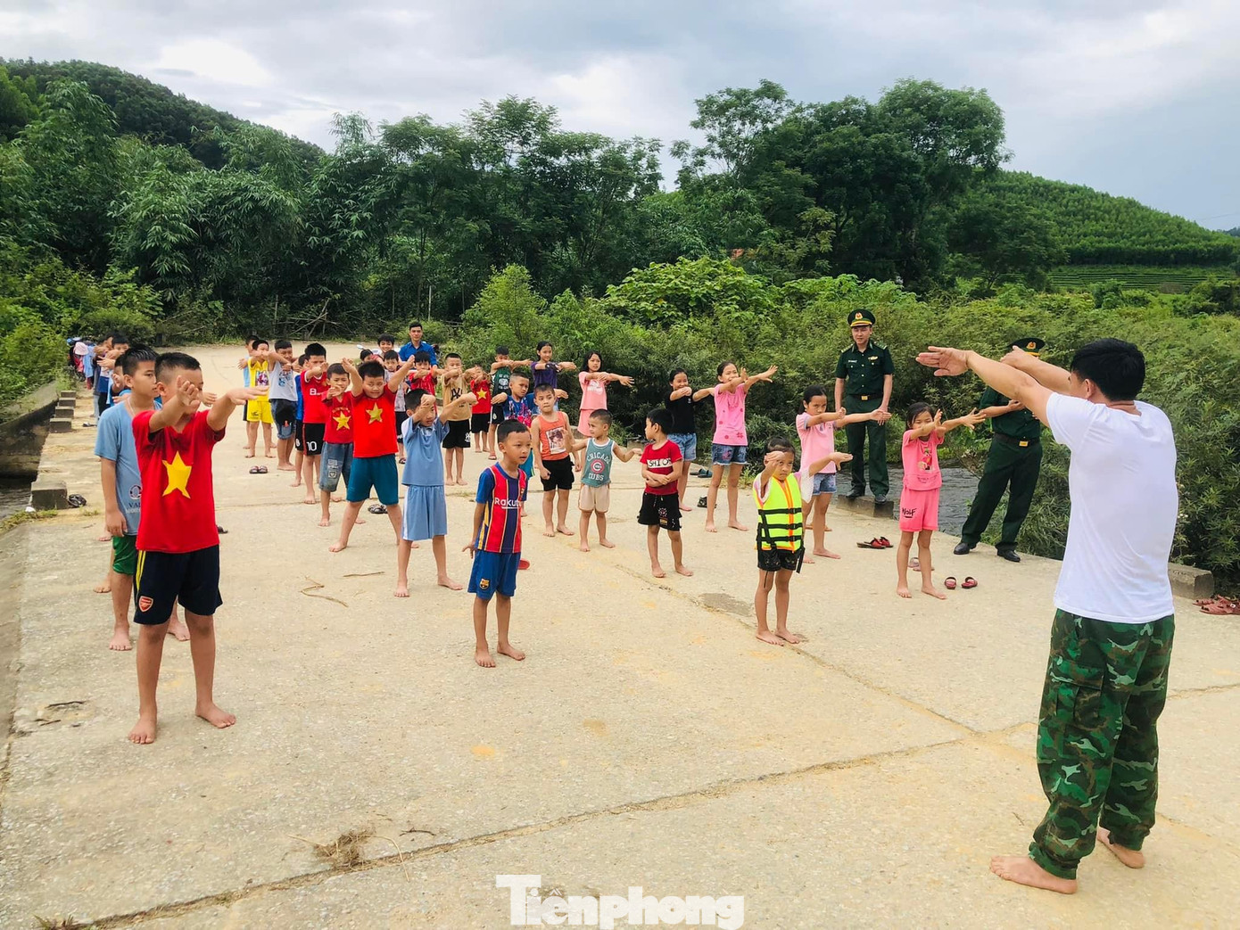 Lớp học được diễn ra vào chiều thứ 3 và thứ 6 hàng tuần, do chính các cán bộ chiến sĩ biên phòng giảng dạy và khoảng 10 đoàn viên thanh niên kèm cặp từng em. Lớp học có khoảng 50 em, độ tuổi từ 9 – 14. (Ảnh: TH)