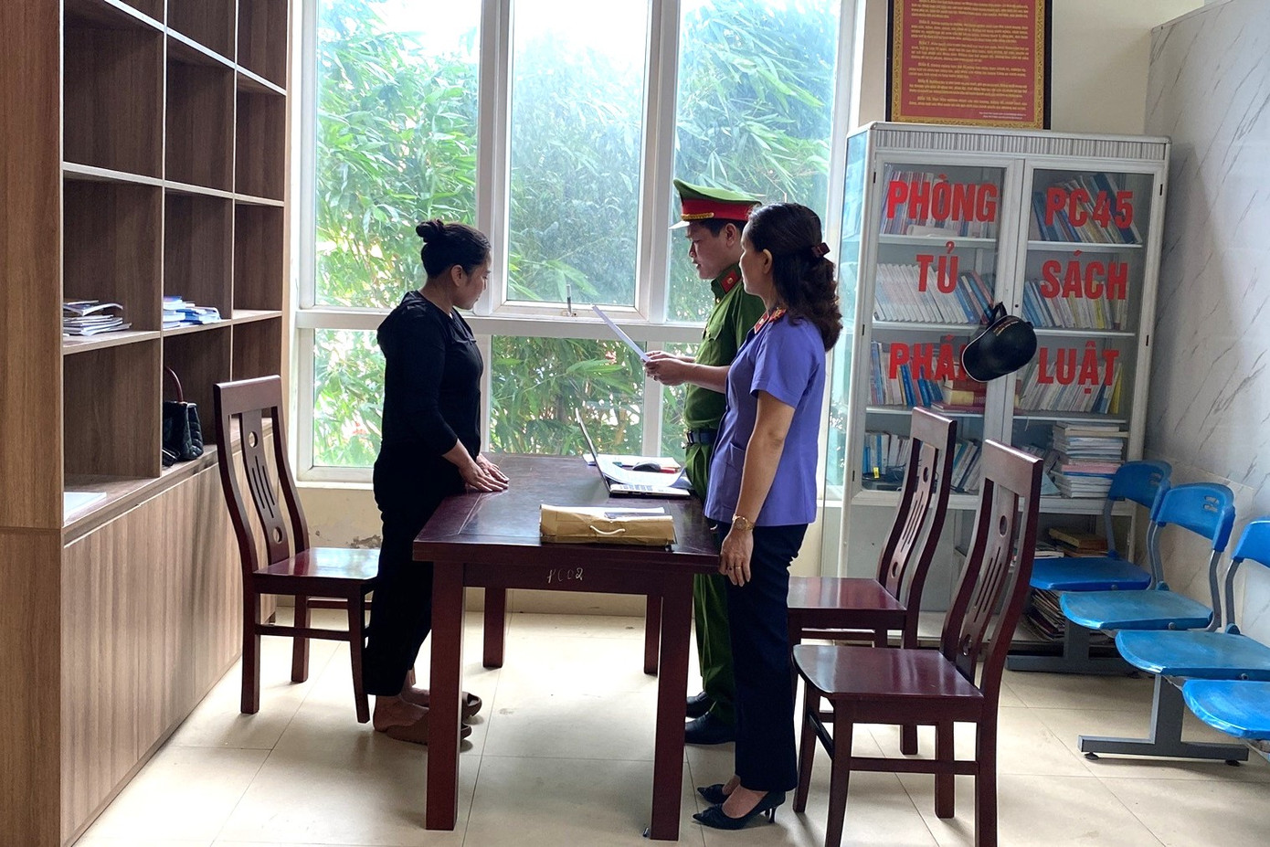 Cơ quan chức năng đọc lệnh bắt tạm giam đối với Trần Thị Hằng Nga Cơ quan chức năng đọc lệnh bắt tạm giam đối với Trần Thị Hằng Nga