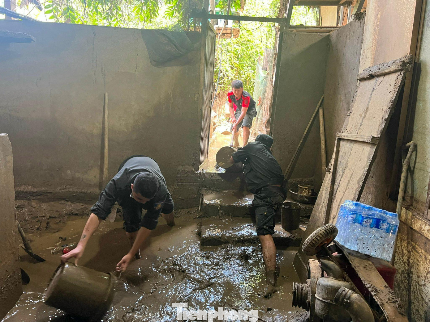 Cán bộ, chiến sĩ Trung đoàn CSCĐ Bắc Trung Bộ giúp dân dọn dẹp bùn đất sớm ổn định cuộc sống. Cán bộ, chiến sĩ Trung đoàn CSCĐ Bắc Trung Bộ giúp dân dọn dẹp bùn đất sớm ổn định cuộc sống.