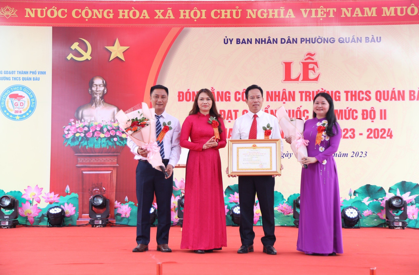 Trường THCS Quán Bàu vinh dự đón Bằng công nhận Trường THCS đạt chuẩn Quốc gia của Chủ tịch UBND tỉnh Nghệ An.