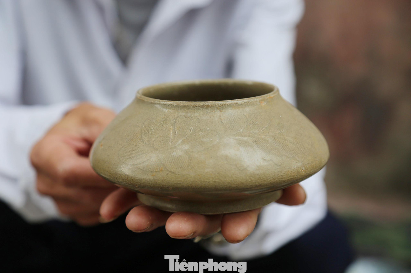 “Những người chơi đồ cổ sành sỏi chỉ cần nhìn vật là ước lượng được giá trị của món hàng. Mức giá được lập cho từng món hàng tùy thuộc vào độ độc, quý, hiếm, niên đại, độ hoàn mỹ của sản phẩm, cũng như khả năng thẩm định, thương thuyết của người mua và người bán”, ông Bình cho hay.