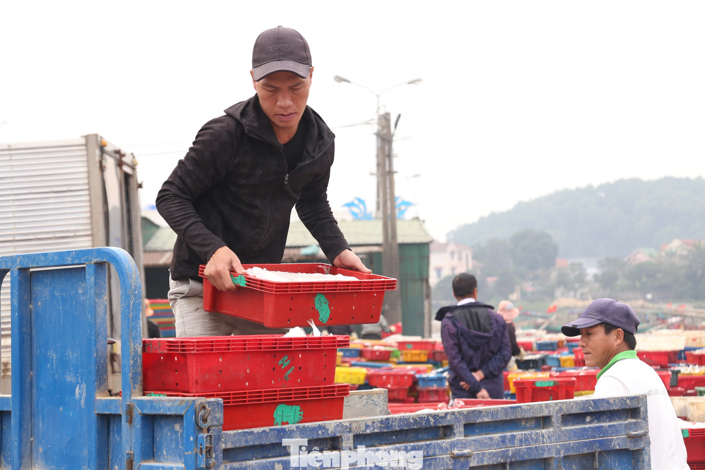 Với những lao động làm nghề bốc xếp tại Cảng cá Nghi Thủy (thành phố Vinh), ngày lễ cũng như ngày thường, họ làm việc quần quật từ sáng sớm đến tối mịt.