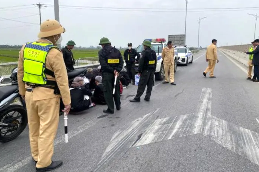 Lực lượng công an chặn bắt nhóm thanh thiếu niên