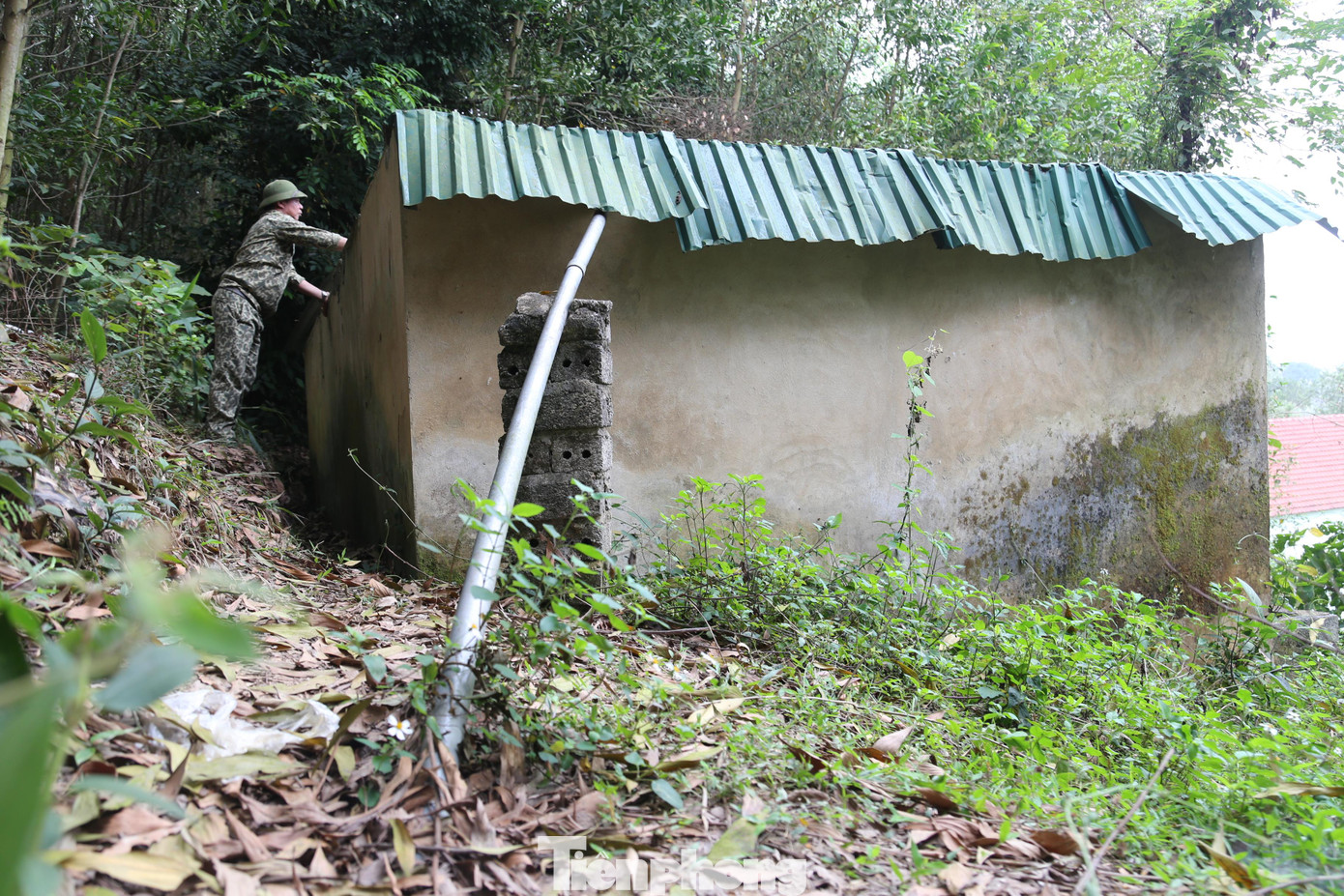 Trước đây, người dân phải đi bộ 3 cây số để gánh nước về dùng. Năm 2015, dân làng góp tiền, góp công xây dựng công trình ống dẫn đưa nước sạch từ trên đầu nguồn về làng