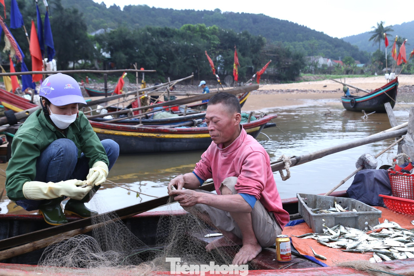 Thuyền của ngư dân Nguyễn Văn Lộc (trú xã Nghi Tiến) hôm nay được khoảng hơn 1 tạ cá trích. Sau khi thuyền được đưa vào bờ, mọi người trong gia đình cùng đến hỗ trợ gỡ lưới cá lên để bán cho thương lái. Thuyền của ngư dân Nguyễn Văn Lộc (trú xã Nghi Tiến) hôm nay được khoảng hơn 1 tạ cá trích. Sau khi thuyền được đưa vào bờ, mọi người trong gia đình cùng đến hỗ trợ gỡ lưới cá lên để bán cho thương lái.