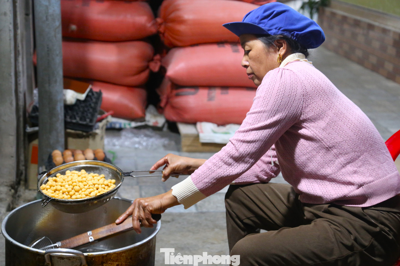 Dịp sát Tết, đơn hàng "nổ" liên tục, bà Hoa vừa ngồi "canh" bánh chín, vừa chốt đơn qua điện thoại. "Đợt cao điểm, có những ngày chúng tôi chỉ ngủ khoảng 1 giờ đồng hồ, còn toàn bộ thời gian đều dành để sản xuất bánh kịp trả hàng cho khách", bà Hoa nói. Dịp sát Tết, đơn hàng "nổ" liên tục, bà Hoa vừa ngồi "canh" bánh chín, vừa chốt đơn qua điện thoại. "Đợt cao điểm, có những ngày chúng tôi chỉ ngủ khoảng 1 giờ đồng hồ, còn toàn bộ thời gian đều dành để sản xuất bánh kịp trả hàng cho khách", bà Hoa nói.